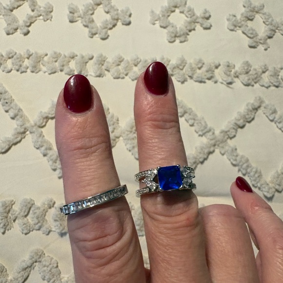 Dazzling Silver Ring with Blue Gemstone - Picture 3 of 3